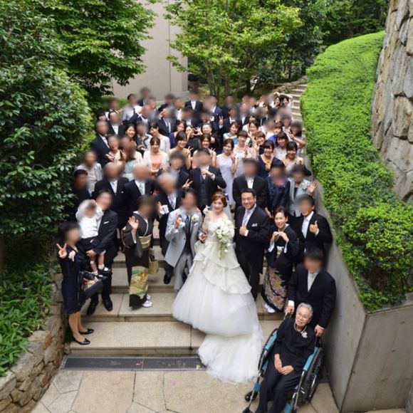 渋谷とは思えない、緑に囲まれた閑静な中庭で、集合写真を。