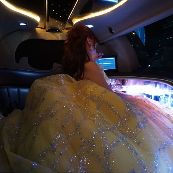 見てください
このグリッターが眩しいキラキラ宇宙ドレスとリムジンのコラボ☆