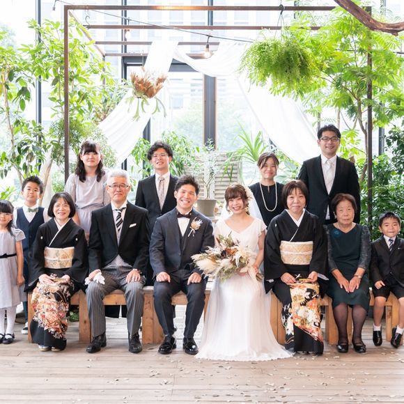 家族記念写真は緑いっぱいの挙式の前で♡
床のドライユーカリがさらに可愛い♡