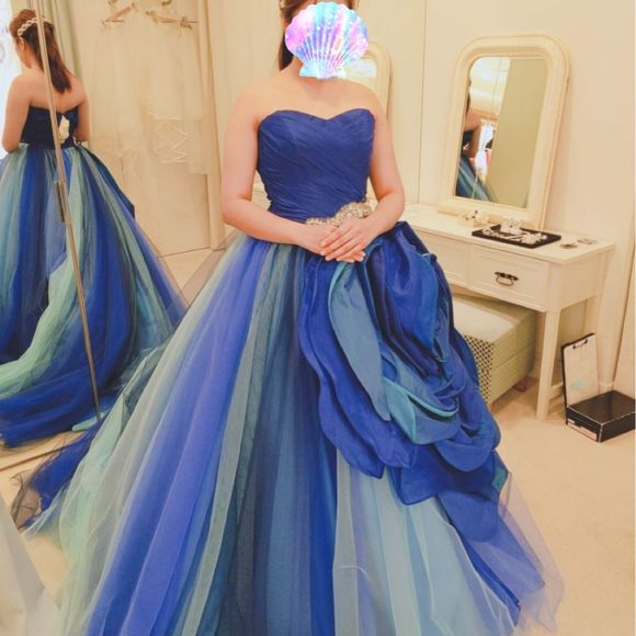 綺麗なグラデーションに大きなお花が特徴のキヨコハタドレス
私的にはとても気に入ったのですが、旦那はそうでもなかったらしく、バイオリニストみたい、と言われました（笑）