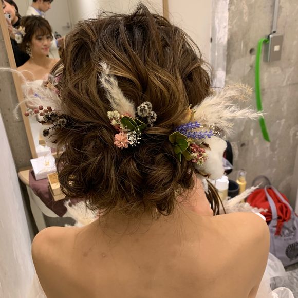 動きのあるウェーブシニョンにドライフラワーのヘッドパーツを付けました✨
ハイライトがいい感じに動きがあるように見えます✨