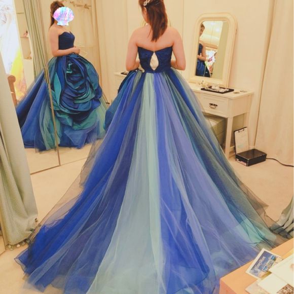 青色が好きなのでグラデーションというか、様々な青が盛り込まれていて素敵なドレスでした！