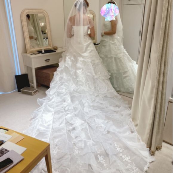 全体的に縦に長いドレスだったので、華奢な方だと着こなせそう。