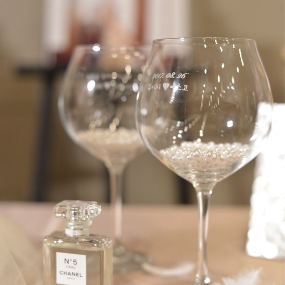 こちらは韓国の友人から頂いた記念グラス
私達の名前や「結婚おめでとう」のハングルが。
韓国が大好きな私カラーのウェルカムスペースに。
また招待状に香り付けした香水も置きました。