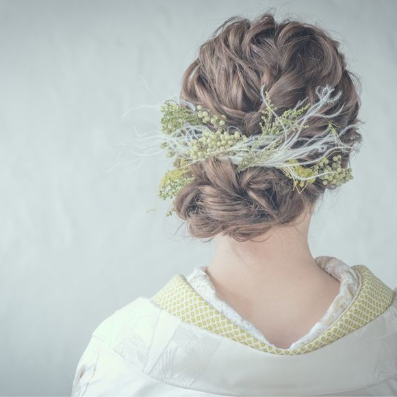 ヘアはヘアメイクさんがこの日の撮影のために、パーツを用意してくれました。ヘアメイクさんの熱意に感動?