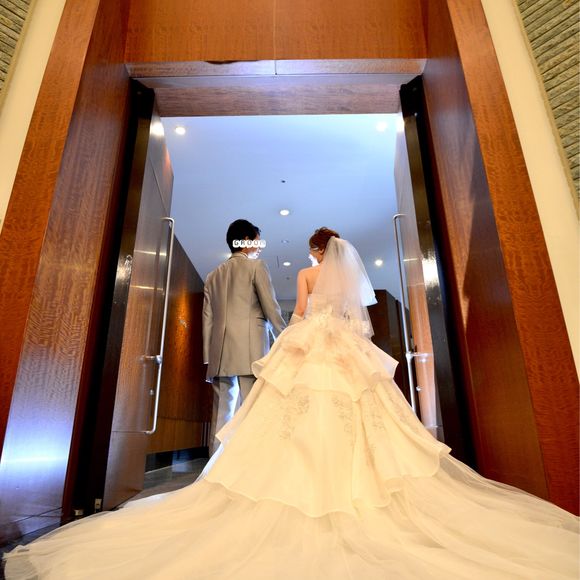 退場シーン。
ボリューミーなジルスチュアートのドレスをより綺麗に見せる撮り方。