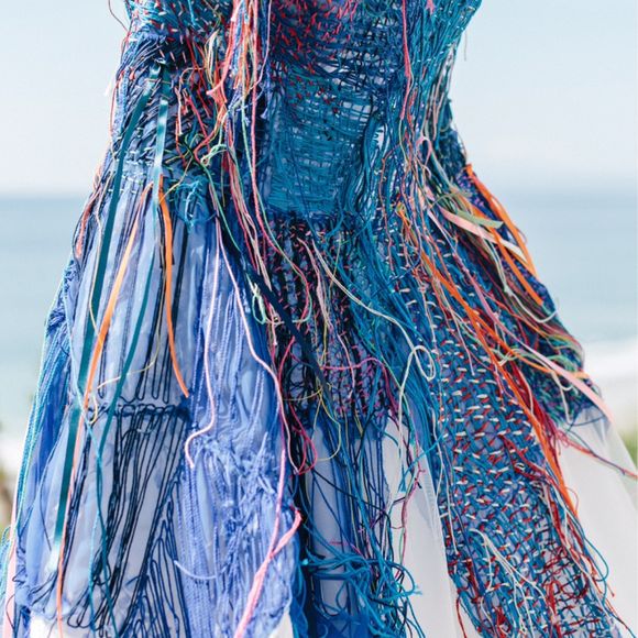 風になびく生地や糸
特徴的なzaziquoの刺し子
(刺し子とは刺繍の技術の一つ)