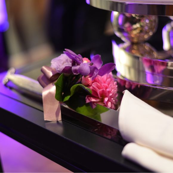 ケーキトッパーは装花と同じ色のお花で統一。