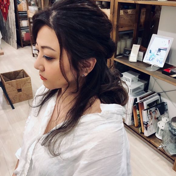 ヘアメイクリハーサル
衣装替えのヘアメイク
低い位置のポニーテールスタイルと迷いましたが、ハーフアップに決定