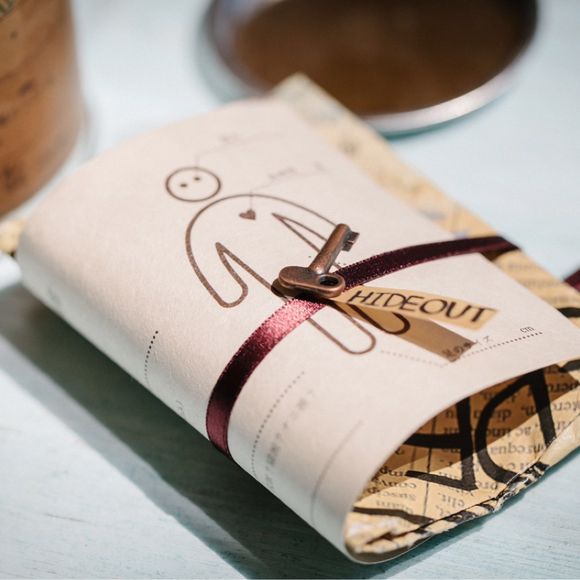 秘密基地を意味するHIDEOUTをテーマにした招待状