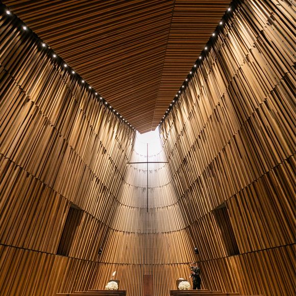 一目惚れした挙式会場
荘厳な雰囲気の中に自然光が差し込む感じが大好きです