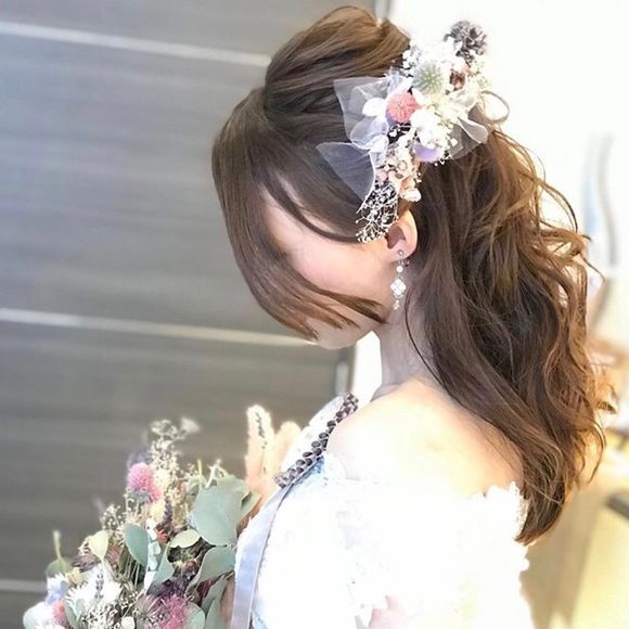 カクテルドレス ＊ ハーフアップスタイル
ドライフラワーヘアパーツ＆チュールリボン