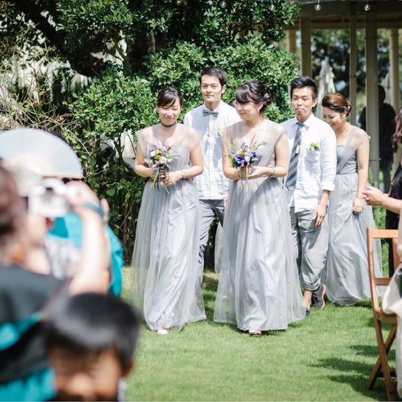 挙式スタートの合図と共に、最初にブライズメイドとグルームズメンに入場してもらいました。