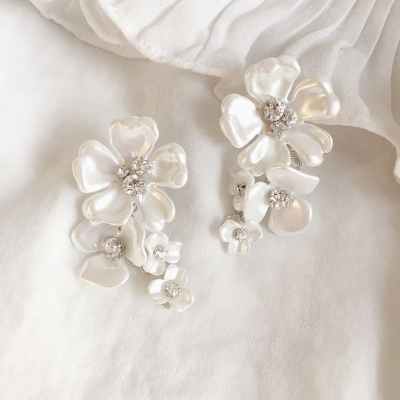 前撮り用に大きめのお花のピアスが欲しくて、、、！💕

パーツクラブさんでパーツを購入し、
接着剤でつけたり、土台にテグスで結んだりして制作しました🌷