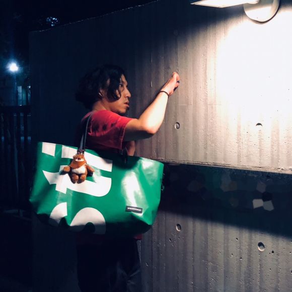 2人が出会った大学の正門のテクスチャーを刻む