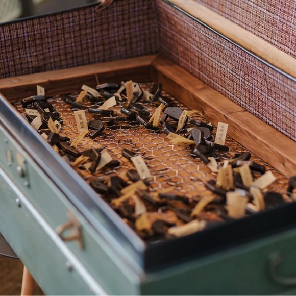 結婚証明に使用した宝箱
ゲスト全員にかけてもらった錠を署名がわりに
式の思い出を詰め込んで、披露宴の最後に新郎と新婦で宝箱に鍵をかける
宝箱は目黒のアンティークショップを歩き回ってやっと見つけたもの
