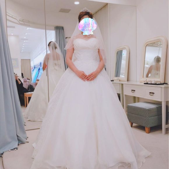 ならば、チュールに挑戦！と着てみましたが、シンプルすぎて寂しい感じに……。
顔がくっきりしてるタイプなので、シンプルなドレスはあんまり、みたいです…