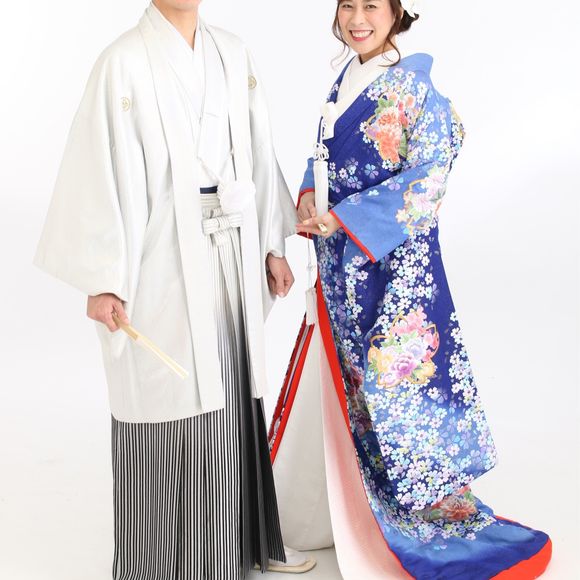 このショットは台紙にしました。
いろんなポーズで撮ったけど、普通の前撮り写真も必要ですね。