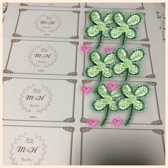 節約をしたかったので、席札も自分たちで作りました。
席札用の用紙がみつからず、電気屋さんで売っていた名刺用の二つ折り用紙を席札にすることに??

通常は縦開きだけど、これは横開き…

まぁ、人と一緒じゃないっていう点では良いとしよう！

デザインも自分たちのロゴを入れて可愛く仕上げました。