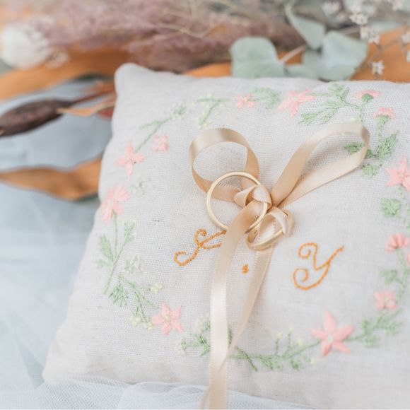 リングピローは刺繍で手作りしました♡