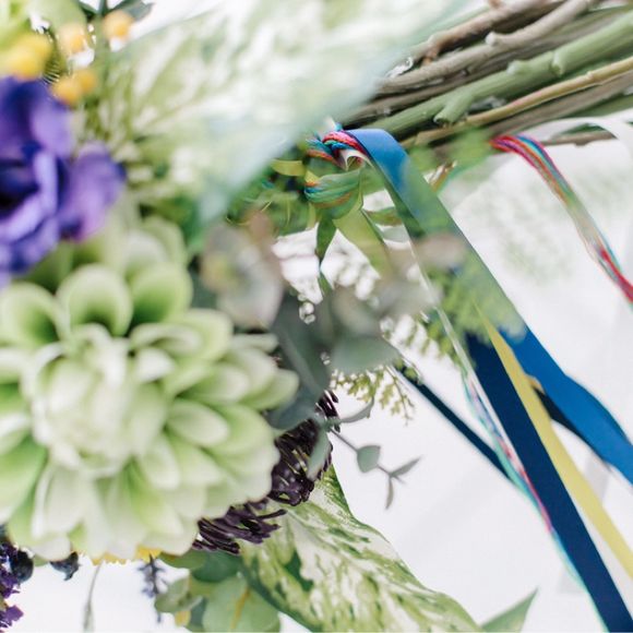 ドレスにも使用したリボンを沢山巻いて風になびくようにデザイン