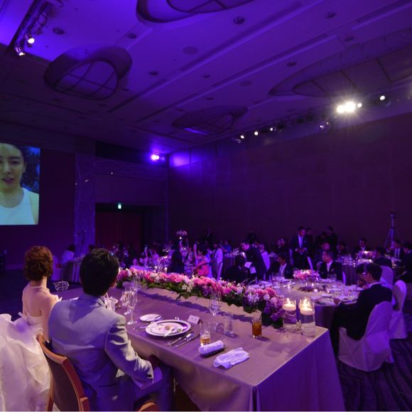 憧れの芸能人参加型の結婚式
会場はザワつきゲストはみんな一斉にムービーを撮り始めました。笑