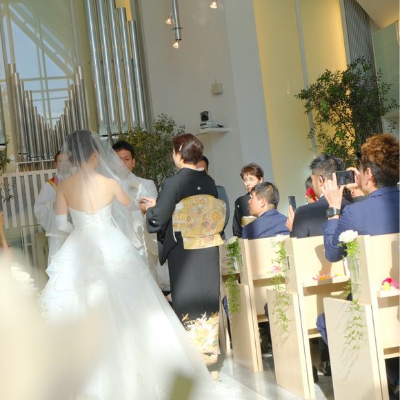 母と手を繋いで新婦入場👰✨