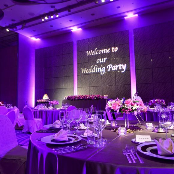 会場全体をパープルに染めてラグジュアリー感をボールルームにプラス