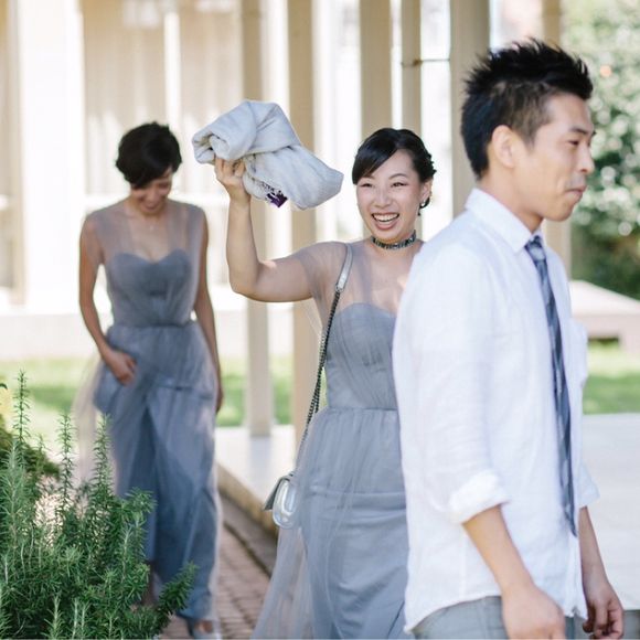 式前早めに来て着替えやメイクをしていました
ブライズメイドは準備が大変なのでHAKUにお願いしてヘアメイクをしてくれる方を呼んでおきました
