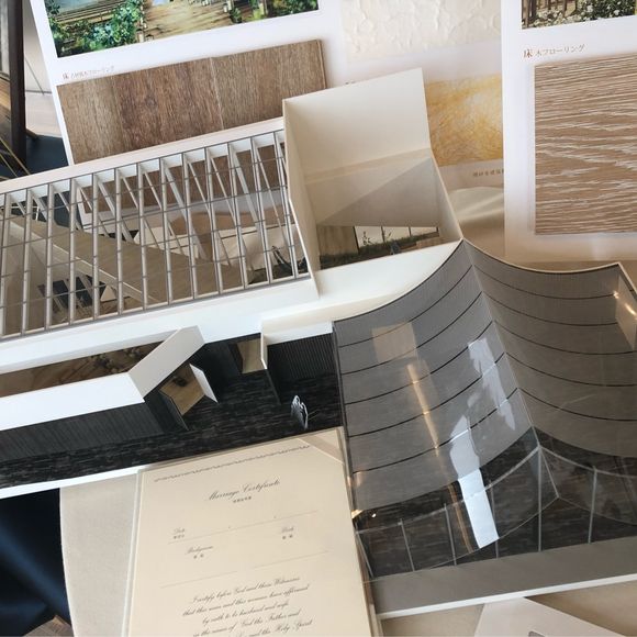 20F式場
ホテルの最上階会に一つの家をテーマに建設された式場✨バージンロードは10mほどですが、中は和紙、外は木と心温まる空間みたいです！