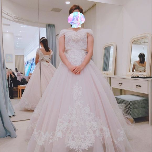 憧れのオーロラ姫をイメージしたドレスだそうです。
私はオフショルダーが似合いません…のでこちらも却下…