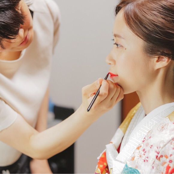 ヘアメイクの最後の口紅