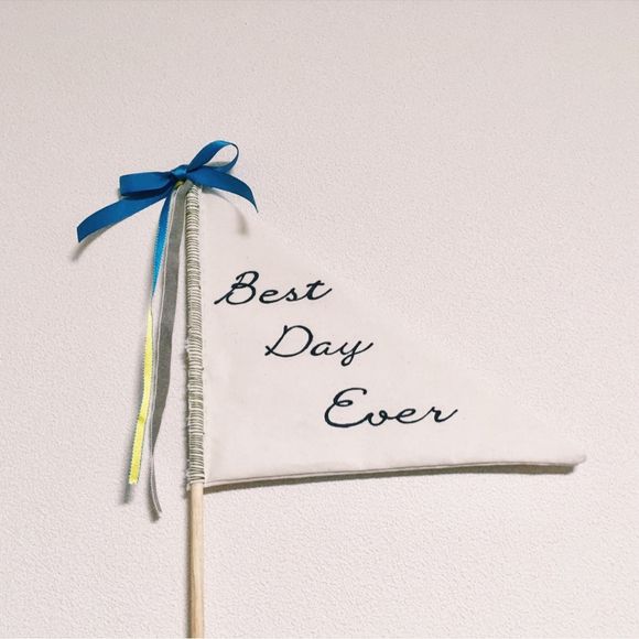 甥っ子にフラッグボーイをお願いするので、布と型紙を使ったオリジナルフラッグ。
小さい子でも持ちやすい小さな旗にしたところがポイント！