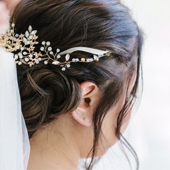 ドレスに合わせたリボンをヘアアクセサリーと一緒に巻きつけました