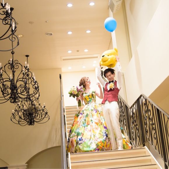 このプーさんの被り物、前が見えないので、階段の踊り場で脱ぎました?
新婦はドレスでうまく歩けず、新郎は前が見えず…
転ばなくてよかった?