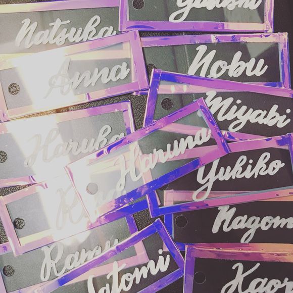 席札
(アクリル板を購入し、一人ずつお名前を書きました。
周りをキラキラテープで貼っています。)