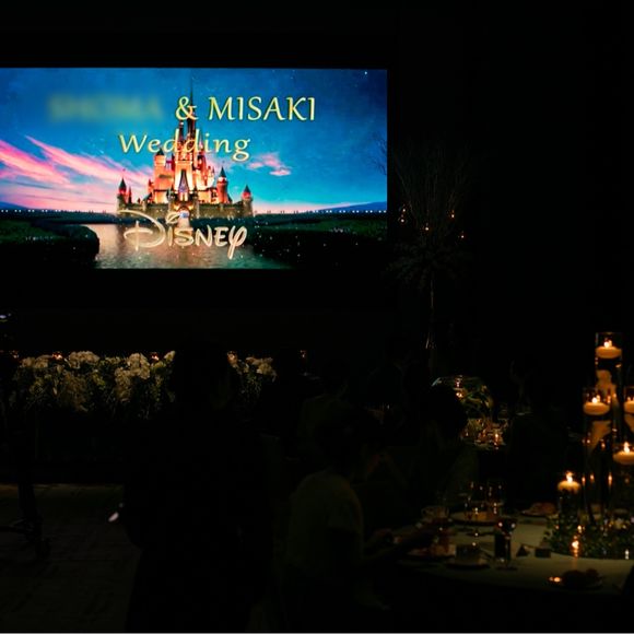 新郎側の余興はアラジンをパロッた動画で、
参列者はなかなかジーニー役が新郎だと気付かなかった様子です。