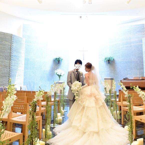 どこを切り取ってもフォトジェニック。
ジルスチュアートのバックの4層に渡るフリルや刺繍が、チャーチとマッチ。
ブーケはキャスケードで、チャーチのお花の色に合わせました。