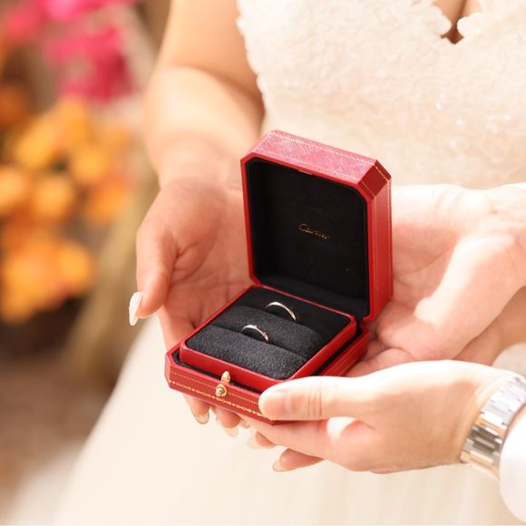 婚約指輪と同じブランドにしたかったので迷わずCartierへ❤️

ずっと付けるのでシンプルかつ、日常生活に支障がでないものを！ということで選びました。
