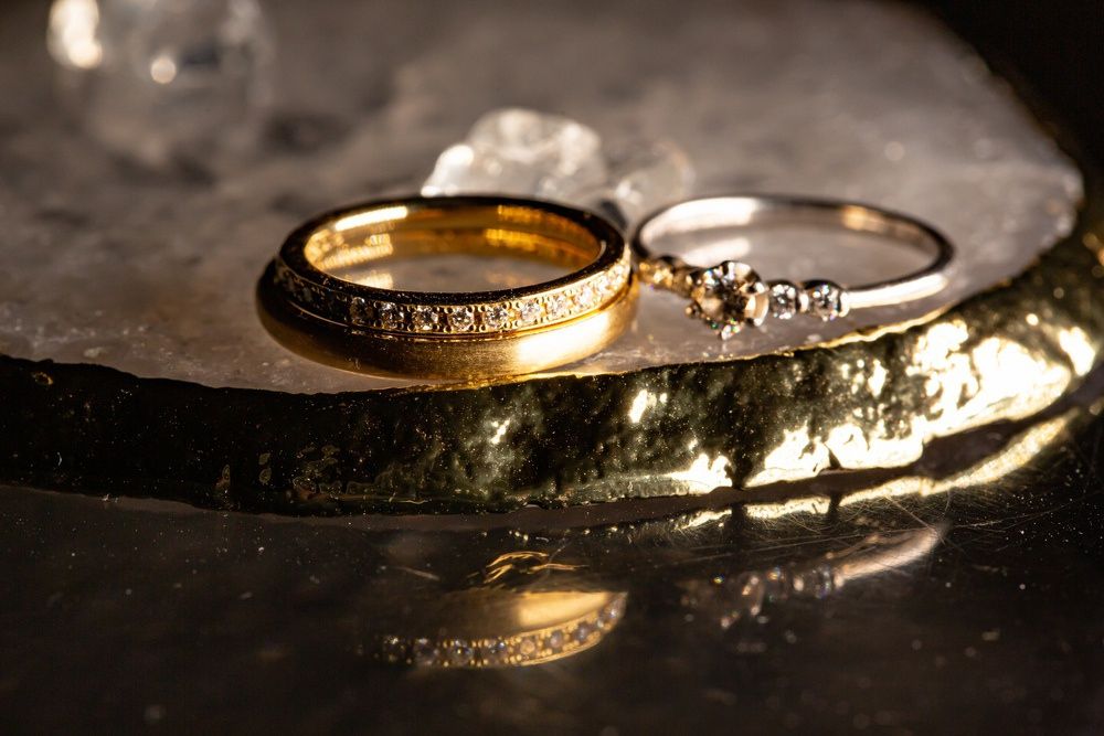 ストレートラインデザインの婚約指輪