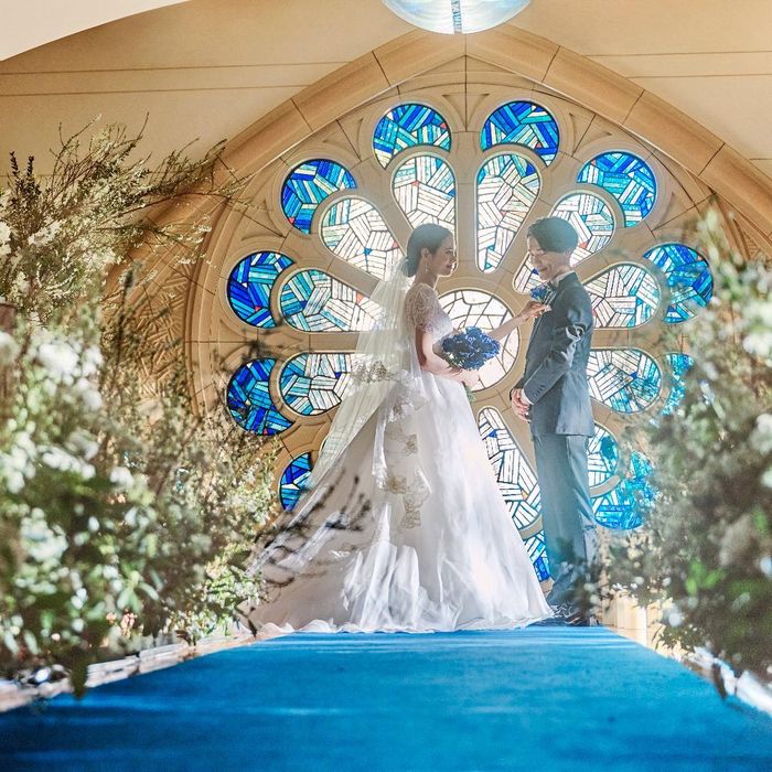 【ウェディングニュース限定】150年前にイタリアの工房で造られた*青いステンドグラス*お花をモチーフとしたデザインチャペルで感動挙式体験!皇室経験シェフ監修の絶品コース試食を無料でご堪能◎