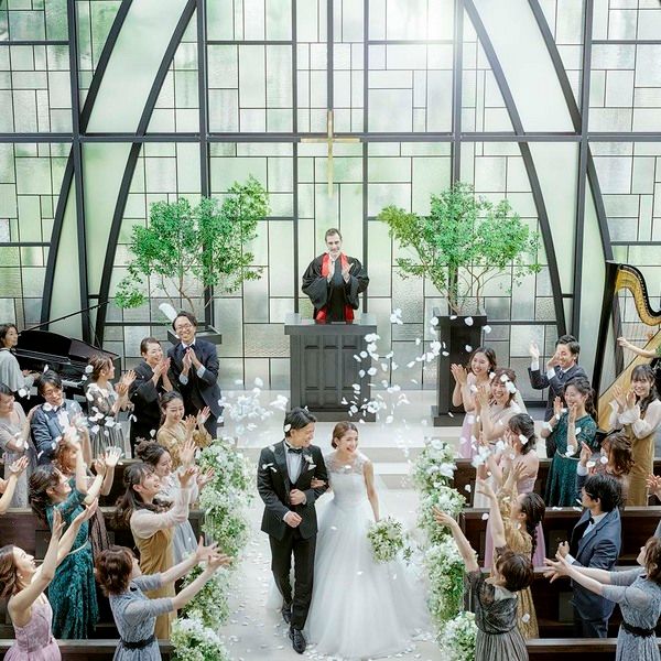 \挙式料&150万優待/3.2万美食&光が満ちる圧巻チャペル