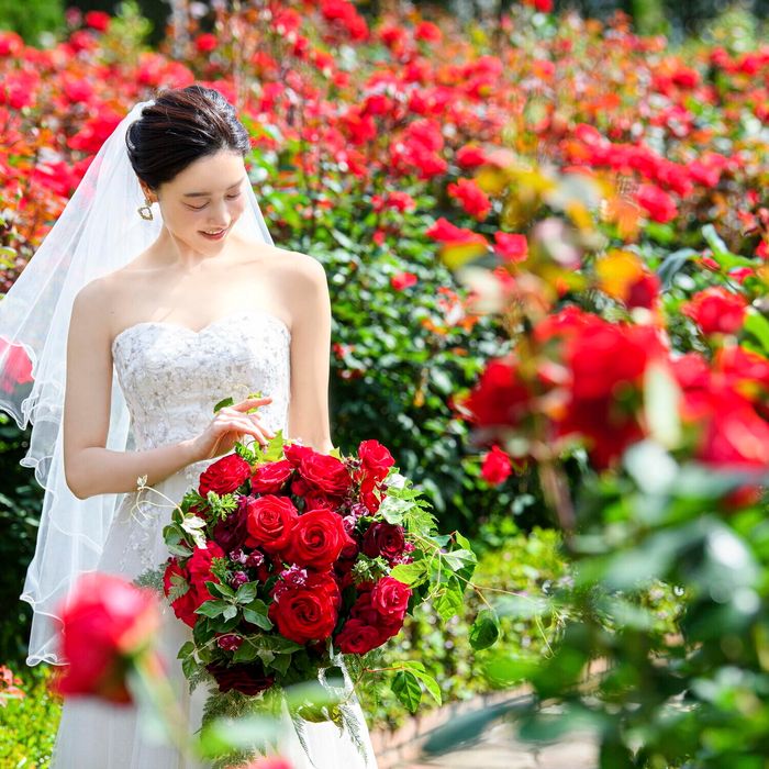 直前予約OK【レッドローズガーデン限定公開】特別な1日を体験★イメージ膨らむ先輩カップルの本番前見学×絶景ビュッフェご招待