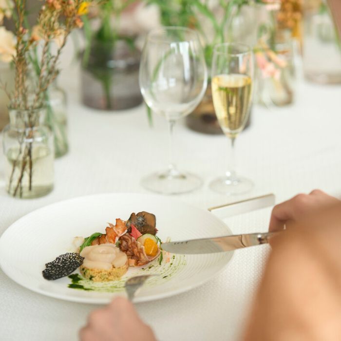 〔挙式+会食検討の方におすすめ〕挙式当日の写真やカラードレスがお得に♪