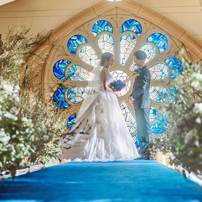 【ウェディングニュース限定】150年前にイタリアの工房で造られた*青いステンドグラス*お花をモチーフとしたデザインチャペルで感動挙式体験!皇室経験シェフ監修の絶品コース試食を無料でご堪能◎