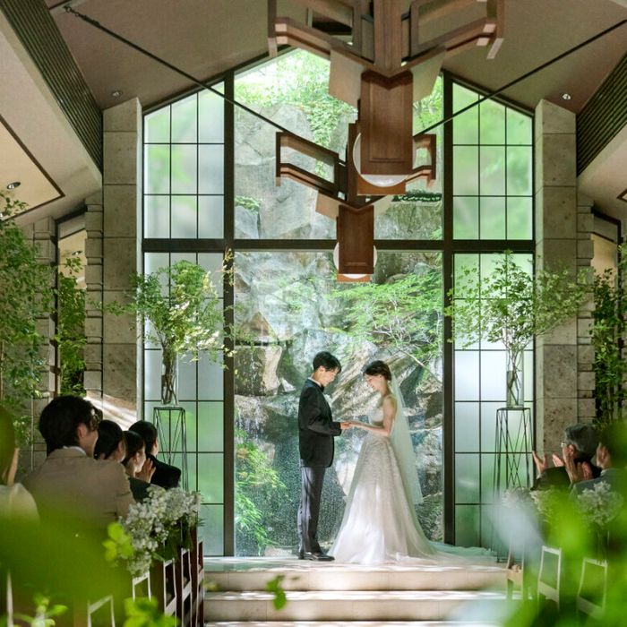 水音と陽光輝く神秘的チャペル体験×ドレスツアー|1.8万円試食付