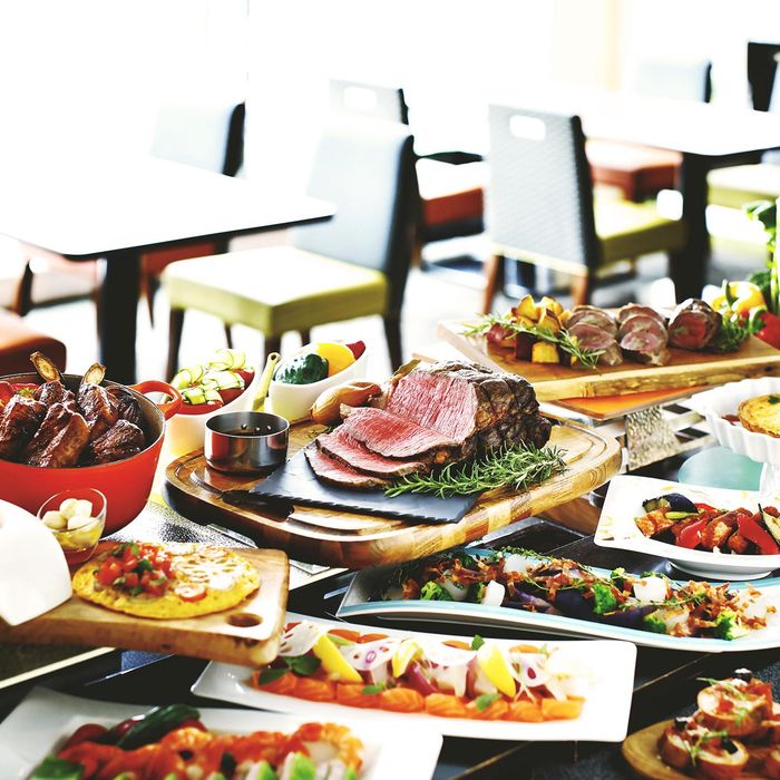 【イメージ膨らむ】ホテル最上階から望む東山の眺望もご馳走\ ホテル1万円超ランチ /多彩な施設でホテル体験*おもてなし極めるプロフェッショナルのサービスも確認◆豪華コース試食券付き