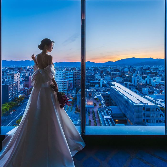 【ドレスなど衣裳にこだわりたい方】伝統が息づく京都のドレスショップTAKAMI BRIDALの試着体験◆当館で結婚式を決定後1000着以上の衣裳から選べる&カラー・ライン分析も!フェア参加で後日開催の豪華フルコース試食招待券をプレゼント