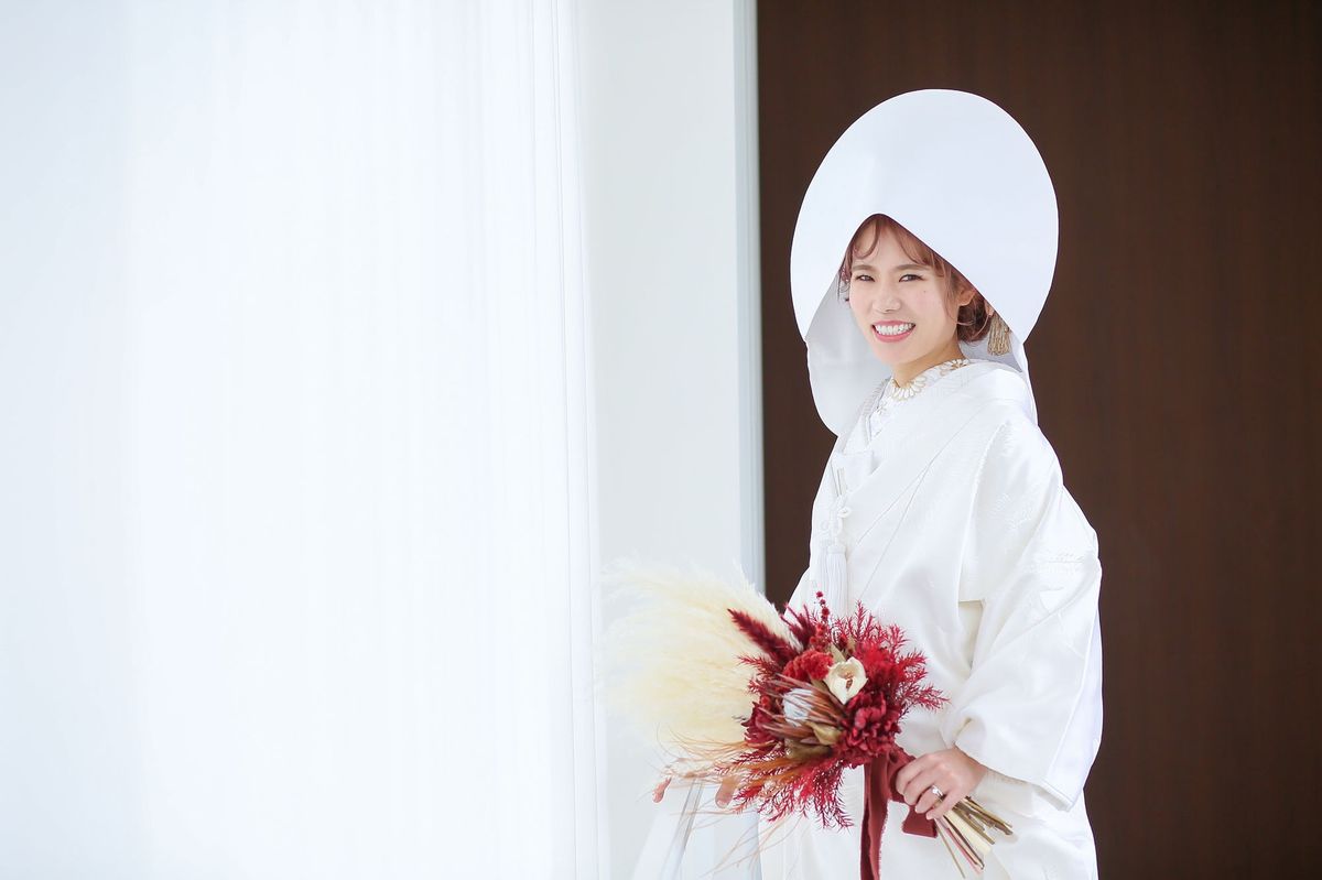 白無垢 綿帽子 洋髪スタイル15選 理想の白無垢姿になるポイント 結婚式準備はウェディングニュース