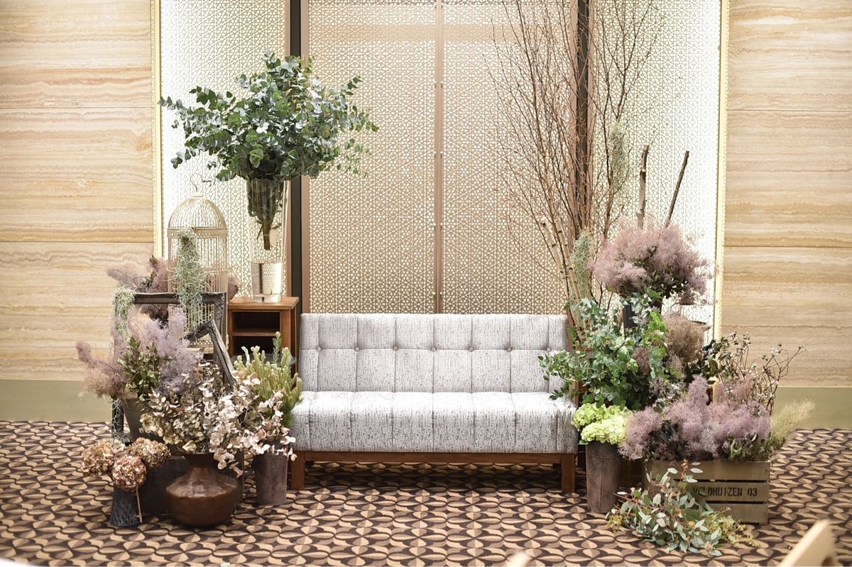 結婚式の高砂をおしゃれに お花 背景 トレンドを大公開 結婚式準備はウェディングニュース